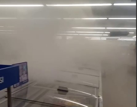 На Алексеевке супермаркет заволокло дымом (видео)