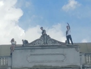 Собрались на самом краю. В центре Харькова подростки залезли на крышу здания