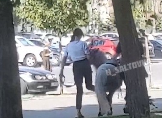Харьковчане возмущены тем, как прокатчицы пони на площади обращаются с животными (видео)