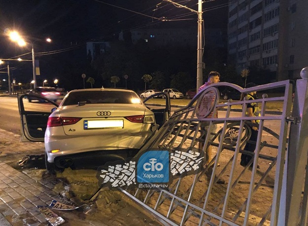На Гагарина – авария, машина протаранила BMW и влетела в забор