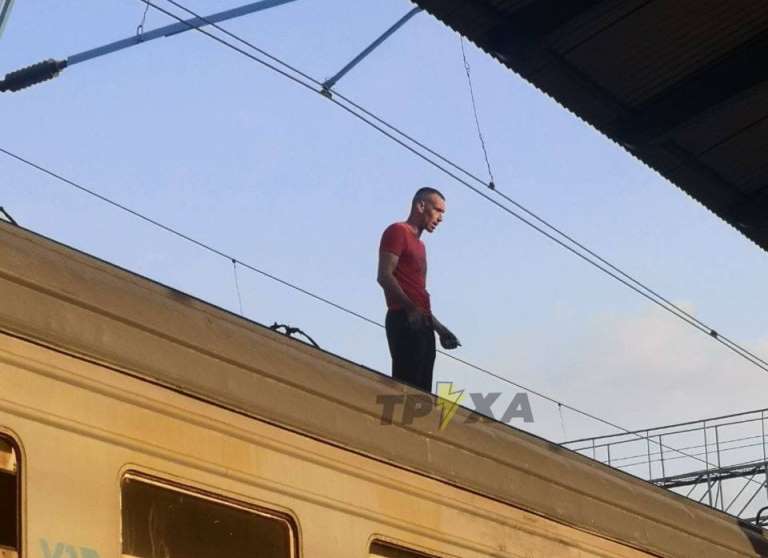 На Леваде мужчина угрожает суицидом, стоя на крыше поезда (видео)