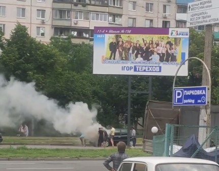На Салтовке посреди дороги загорелась машина (видео)