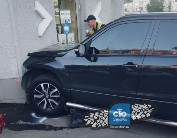 В центре Харькова джип врезался в двери аптеки (фото, видео)