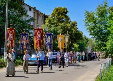 В Изюме прошел крестный ход с чудотворной иконой