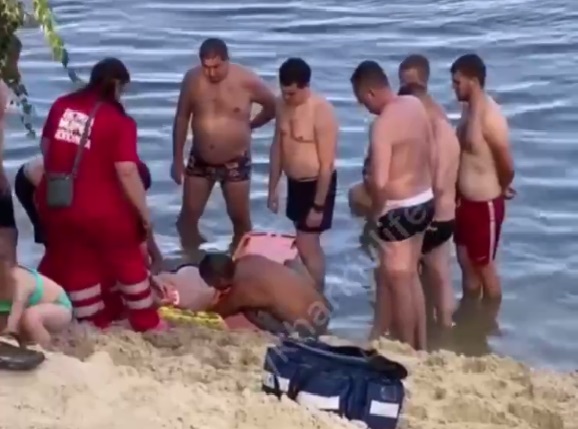 Харьковчанина увезли с пляжа прямо в больницу (видео)
