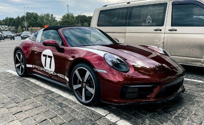 В мире таких всего 992. В Харькове заметили коллекционный спорткар Porsche за пять миллионов гривен