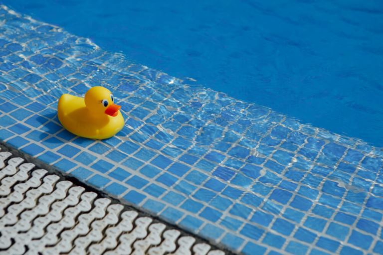 В Харькове маленькая девочка захлебнулась в надувном бассейне
