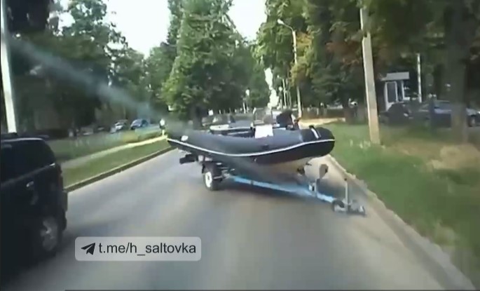 На дороге в Харькове произошло ДТП с участием лодки (видео)