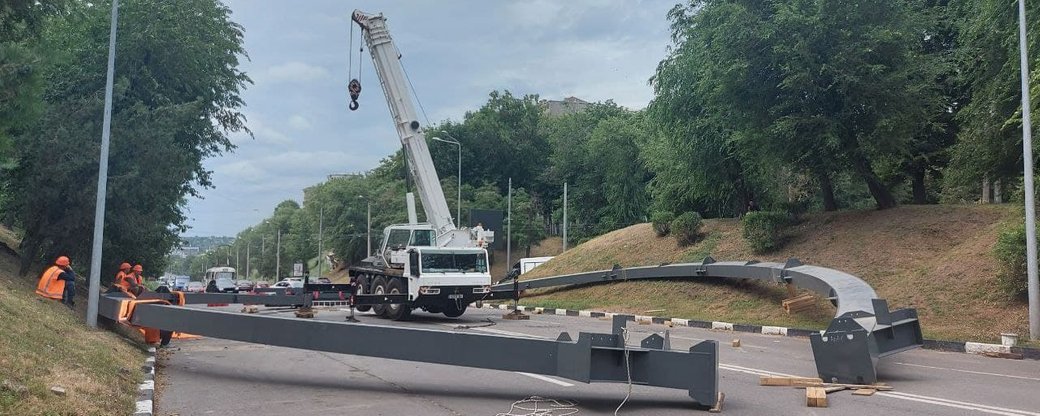 Возле зоопарка начали монтировать новый пешеходный мост (фото)