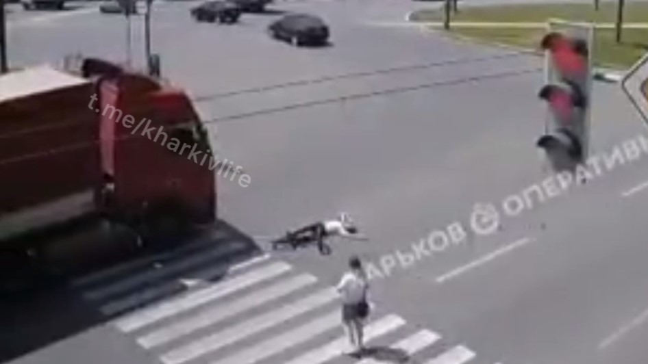 В Харькове фура сбила велосипедиста, который ехал по зебре (видео)