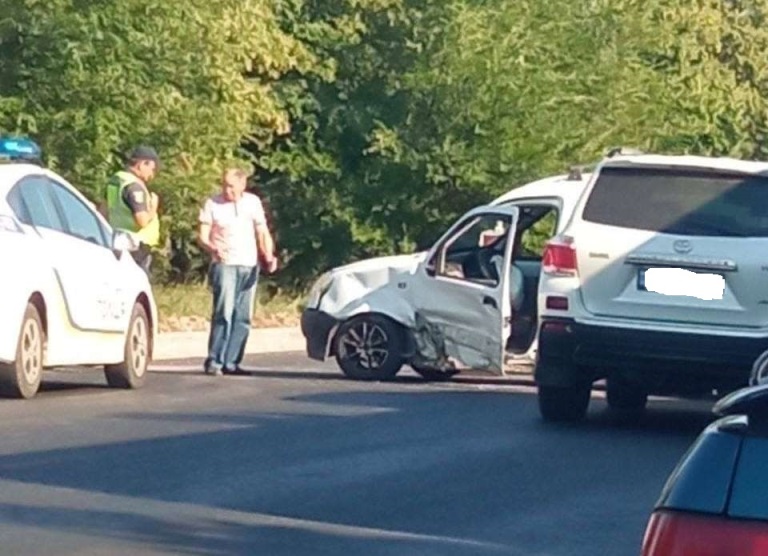 На выезде из Харькова образовалась огромная пробка из-за ДТП