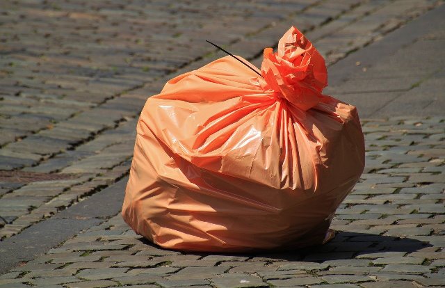 Под Харьковом машину мэра забросали мусором (видео)