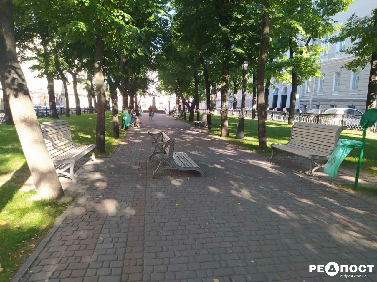 По скверу в центре Харькова прошлись вандалы
