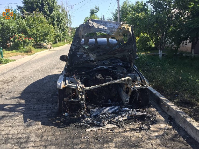 В Харькове посреди улицы сгорела машина