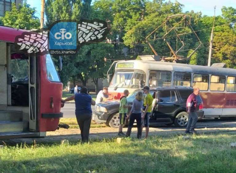 Авария в Харькове заблокировала движение трамваев (фото)