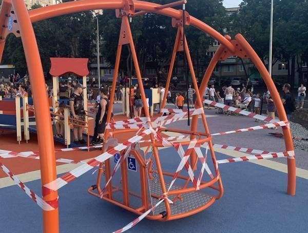 Хватило на пару часов: в новом урбан-парке на Салтовке разломали качели