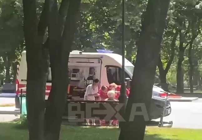 В центре Харькова женщина рухнула без чувств на асфальт (видео)