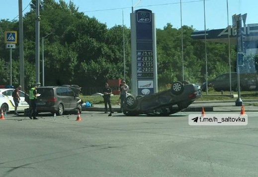 На Северной Салтовке перевернулся автомобиль