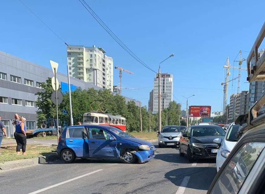 На Клочковской – авария, собирается пробка (видео)