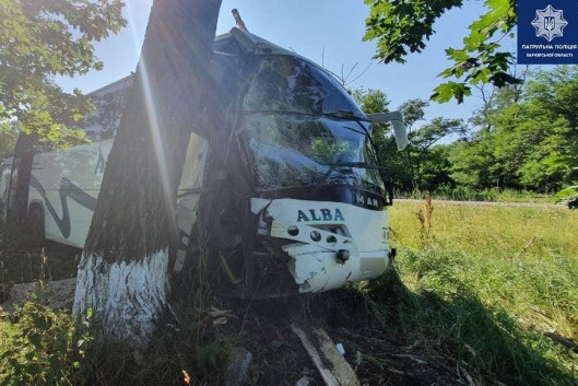 Под Харьковом автобус с пассажирами врезался в дерево, вылетев с трассы