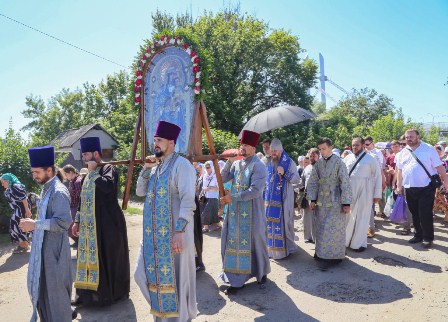 В Изюме прошел третий крестный ход с чудотворной иконой