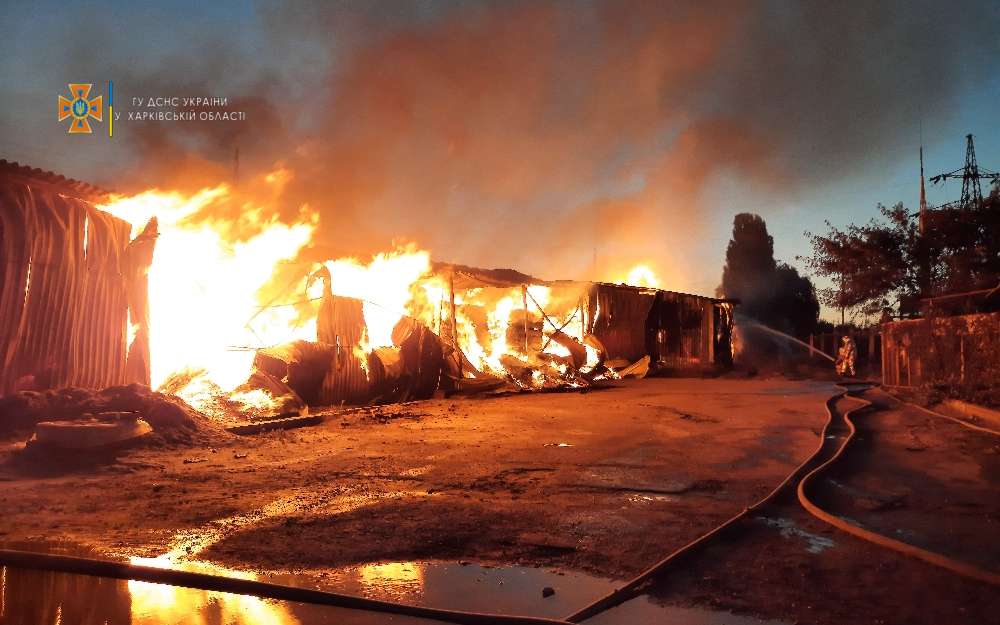 В Харькове - крупный пожар: на месте работают 70 спасателей и пожарный поезд (фото)