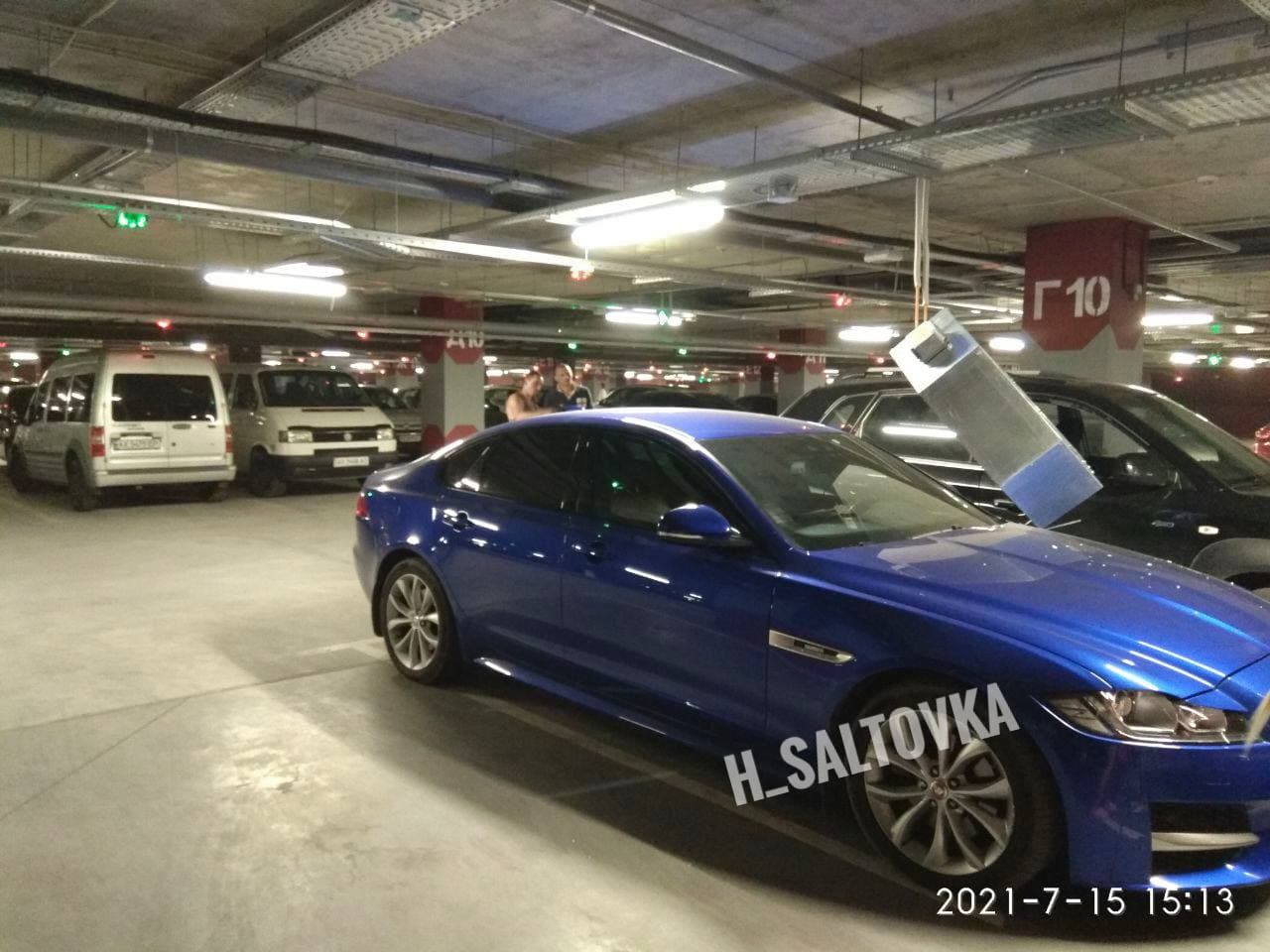 На парковке "Никольского" на Jaguar рухнула вентиляция (фото)
