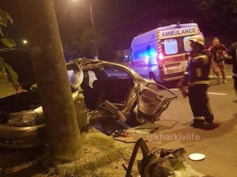 В Харькове – авария, машина вылетела с дороги в столб