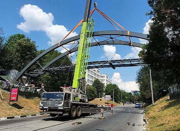 Возле зоопарка монтируют новый мост (видео)