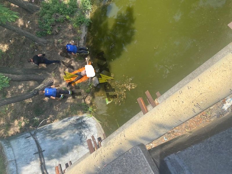 В районе сквера "Стрелка" из воды вытащили тело мужчины (видео)