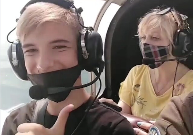 Принес воду пожарным в +40 жары. В Харькове подростка наградили полетом на самолете (видео)