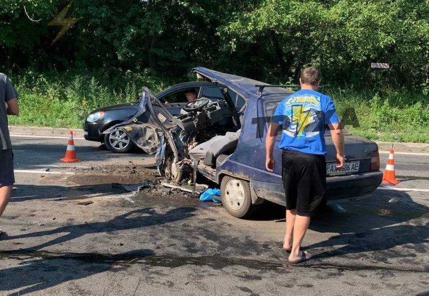 В Высоком - лобовое столкновение машин, мужчину вырезали из авто. Собралась большая пробка