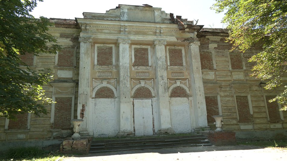 Заросли и разрисованные стены. На консервацию старинной усадьбы в Харьковской области не хватает денег