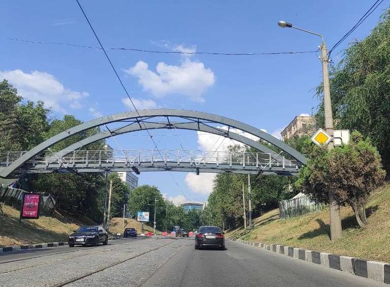 В Харькове установили новый мост (видео)