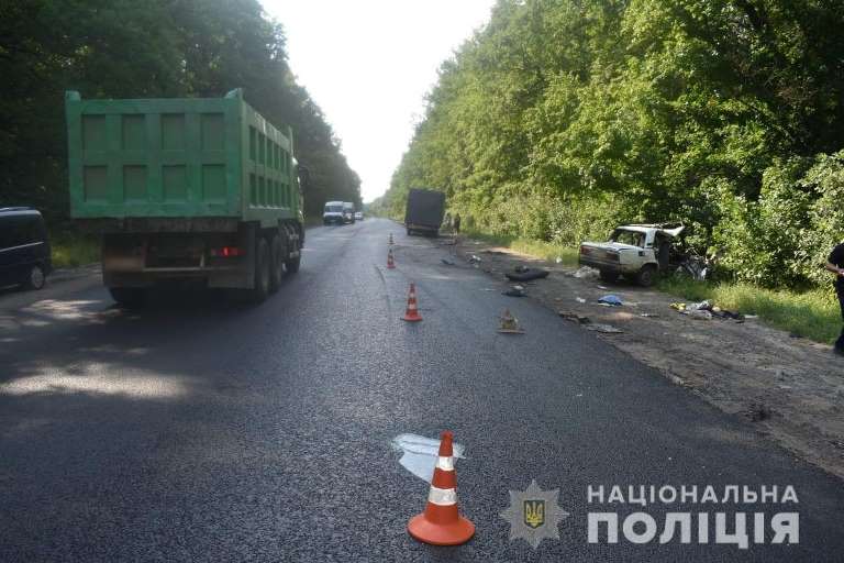 Под Харьковом – авария, машина всмятку (фото)