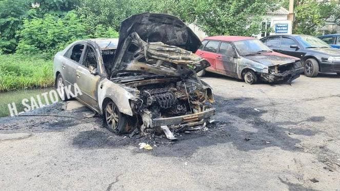 На Алексеевке сгорела машина, огонь перекинулся на соседнюю (фото, видео)