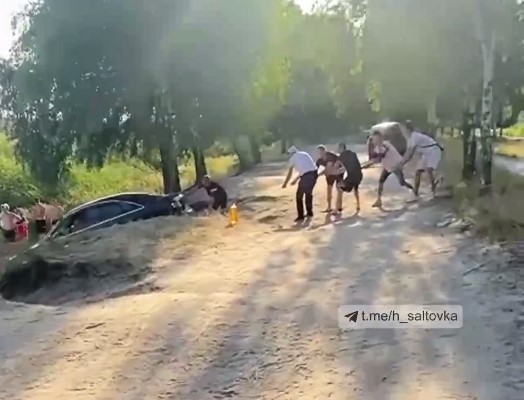 На подъезде к пляжу в Харькове машина застряла в песке (видео)