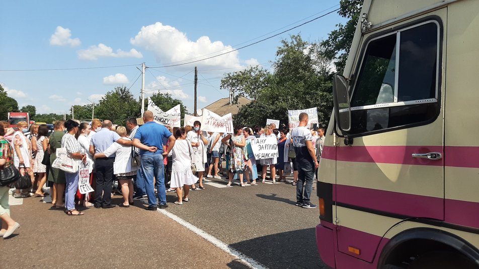 Перекрыли трассу Киев-Харьков. В Харьковской области протестовали медики