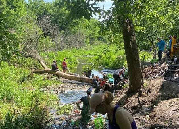 Снова тонны пластика и мусора: под Харьковом третий месяц чистят реку