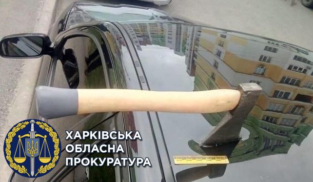 В Харькове полицейскому воткнули в машину топор