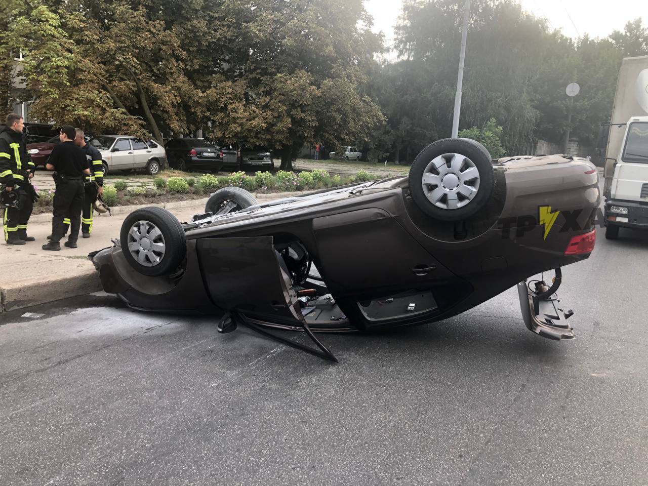 В Харькове на дороге перевернулся Volkswagen (фото)