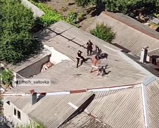 В Харькове неадекват избил палкой патрульных (видео)