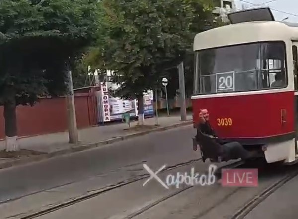 В Харькове экстремал проехал на зацепе трамвая (видео)