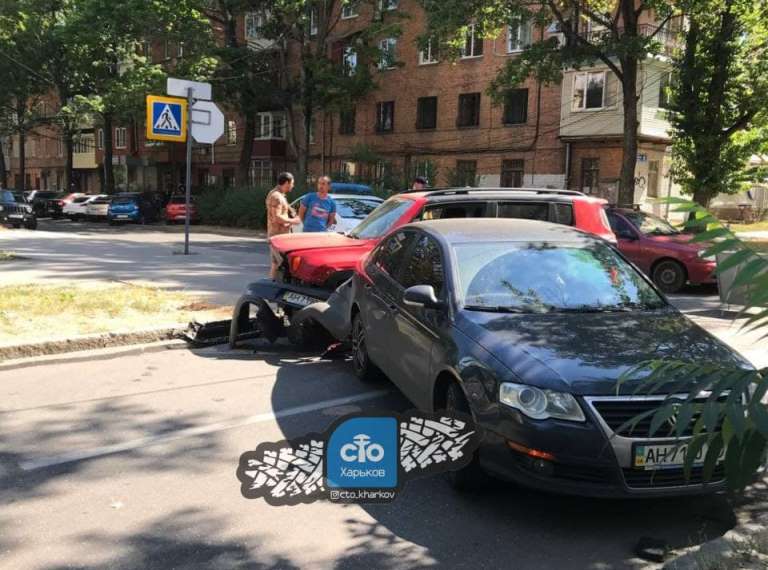В центре Харькова – авария, машины перегородили дорогу