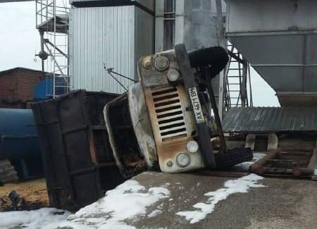 Под Харьковом перевернулся грузовик с зерном, погиб водитель