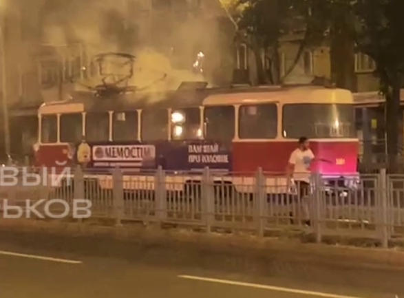 В Харькове в трамвае загорелся пол. Пассажиры успели выйти (видео)