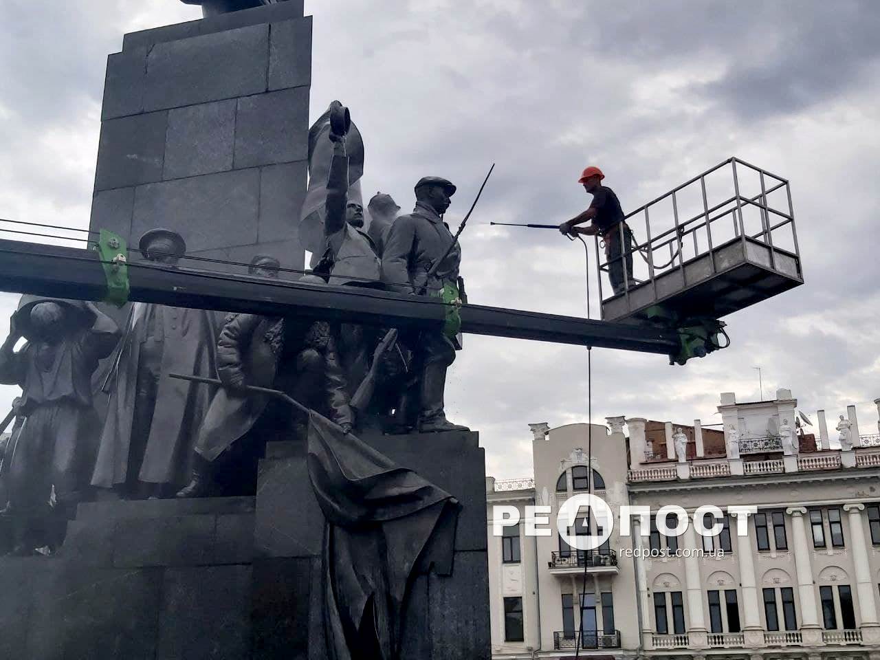 В центре Харькова отмыли памятники