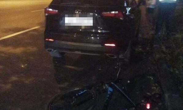 На Салтовке подросток на велосипеде влетел в припаркованный Lexus