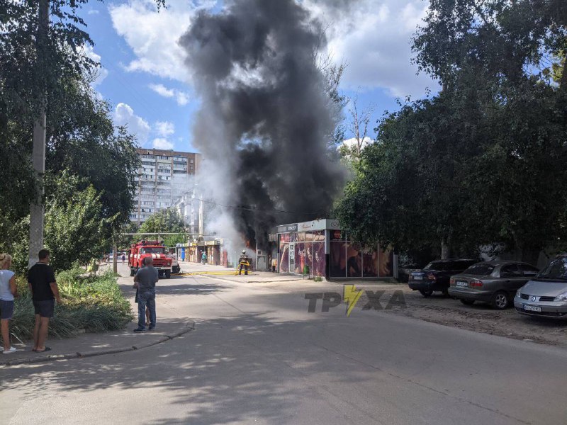 Клубы черного дыма. В Харькове загорелся киоск с полуфабрикатами