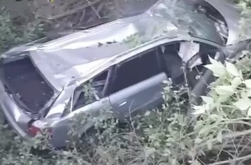 По дороге на Безлюдовку Audi слетела с моста в реку (видео)